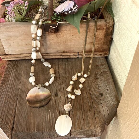 💍BUNDLE OF TWO IRIDESCENT SHELL & BEAD NECKLACES. Good Pre-Loved Condition. - Picture 1 of 7